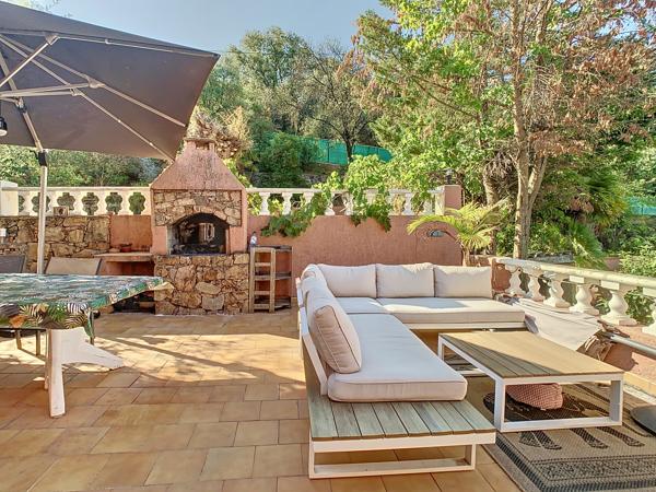 Villa 8 pièce(s) 5 chambre(s) 221.94 m²