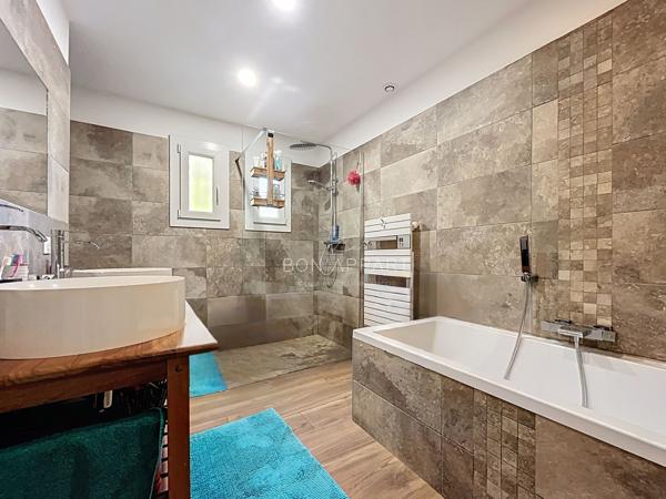 Villa 8 pièce(s) 5 chambre(s) 221.94 m²