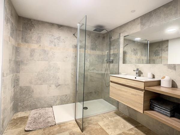 Villa 8 pièce(s) 5 chambre(s) 221.94 m²