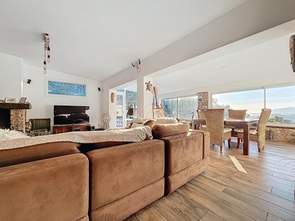 Villa 8 pièce(s) 5 chambre(s) 221.94 m²
