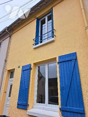Maison comprenant entrée, dressing, salon-séjour, cuisine
a l'étage, palier, deux chambres et ...