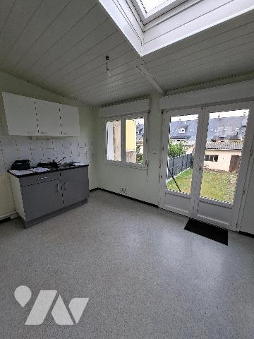 Maison comprenant entrée, dressing, salon-séjour, cuisine
a l'étage, palier, deux chambres et ...