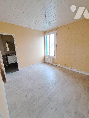 Maison comprenant entrée, dressing, salon-séjour, cuisine
a l'étage, palier, deux chambres et ...