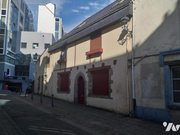 VANNES CENTRE VILLE maison à rénover et grand garage/atelier