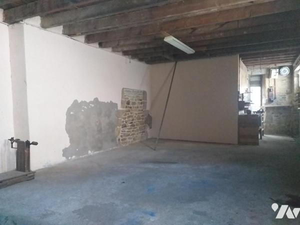 VANNES CENTRE VILLE maison à rénover et grand garage/atelier