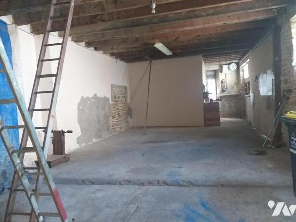 VANNES CENTRE VILLE maison à rénover et grand garage/atelier