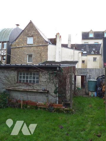 VANNES CENTRE VILLE maison à rénover et grand garage/atelier