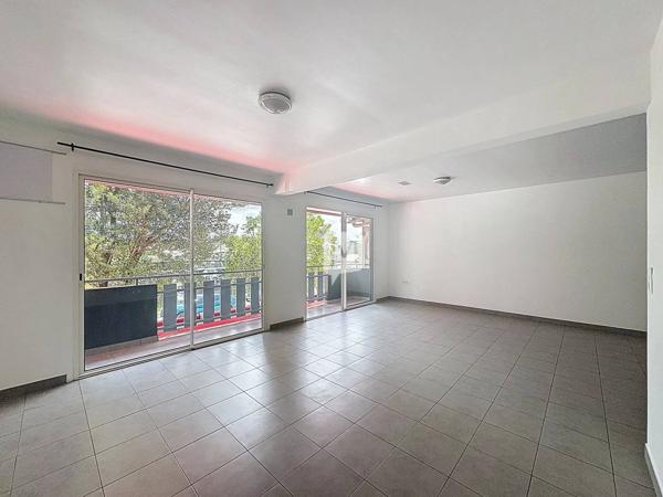 DPT GUYANE, à vendre CAYENNE immeuble mixte commerce + habitation de 689.76m²