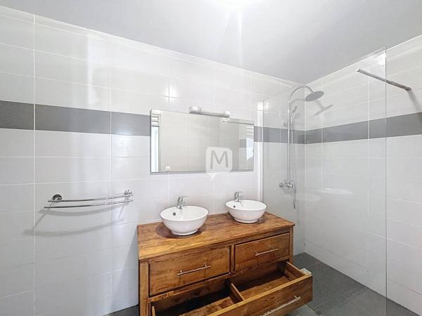 DPT GUYANE, à vendre CAYENNE immeuble mixte commerce + habitation de 689.76m²