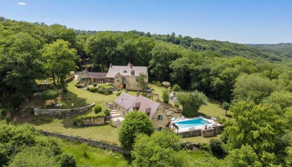 Maison ancienne - Les eyzies UNE PROPRIÉTÉ CAPTIVANTE COMPRENANT UNE IMPRESSIONNANTE MAISON PRINCIPALE, UNE TOUR ET UN STUDIO APPARTEMENT, 2 BELLES MAISONS D'AMIS, PISCINE ET GARAGE, SUR PLUS DE 7 HECTARES AVEC UNE VUE À COUPER LE SOUFFLE, ENTRE LES EYZIES ET SARLAT. PF90328