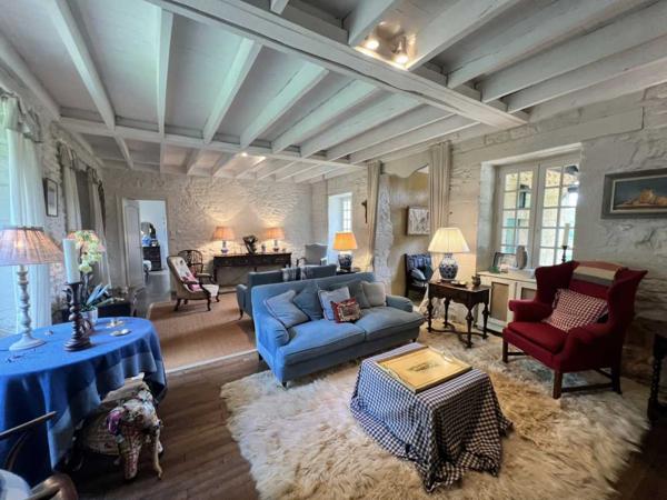 Maison ancienne - Les eyzies UNE PROPRIÉTÉ CAPTIVANTE COMPRENANT UNE IMPRESSIONNANTE MAISON PRINCIPALE, UNE TOUR ET UN STUDIO APPARTEMENT, 2 BELLES MAISONS D'AMIS, PISCINE ET GARAGE, SUR PLUS DE 7 HECTARES AVEC UNE VUE À COUPER LE SOUFFLE, ENTRE LES EYZIES ET SARLAT. PF90328