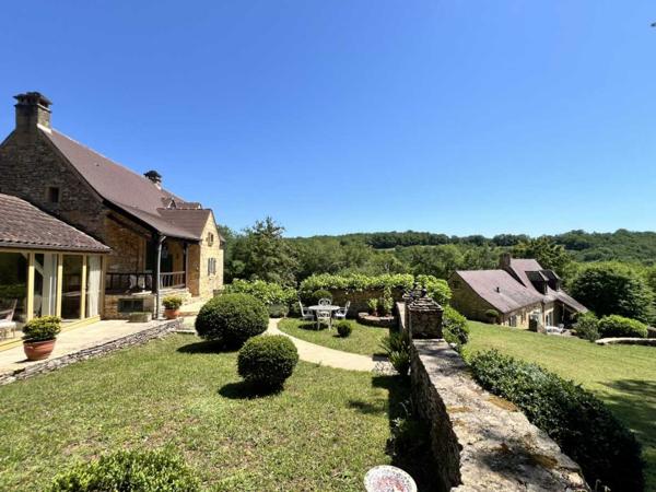 Maison ancienne - Les eyzies UNE PROPRIÉTÉ CAPTIVANTE COMPRENANT UNE IMPRESSIONNANTE MAISON PRINCIPALE, UNE TOUR ET UN STUDIO APPARTEMENT, 2 BELLES MAISONS D'AMIS, PISCINE ET GARAGE, SUR PLUS DE 7 HECTARES AVEC UNE VUE À COUPER LE SOUFFLE, ENTRE LES EYZIES ET SARLAT. PF90328
