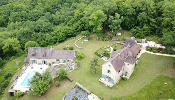 Maison ancienne - Les eyzies UNE PROPRIÉTÉ CAPTIVANTE COMPRENANT UNE IMPRESSIONNANTE MAISON PRINCIPALE, UNE TOUR ET UN STUDIO APPARTEMENT, 2 BELLES MAISONS D'AMIS, PISCINE ET GARAGE, SUR PLUS DE 7 HECTARES AVEC UNE VUE À COUPER LE SOUFFLE, ENTRE LES EYZIES ET SARLAT. PF90328