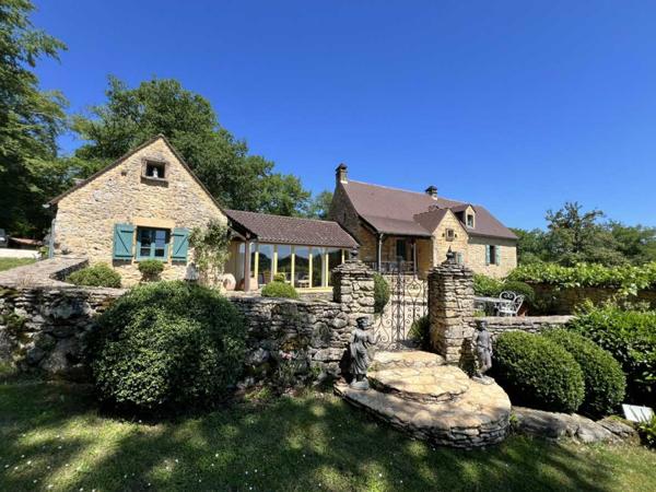 Maison ancienne - Les eyzies UNE PROPRIÉTÉ CAPTIVANTE COMPRENANT UNE IMPRESSIONNANTE MAISON PRINCIPALE, UNE TOUR ET UN STUDIO APPARTEMENT, 2 BELLES MAISONS D'AMIS, PISCINE ET GARAGE, SUR PLUS DE 7 HECTARES AVEC UNE VUE À COUPER LE SOUFFLE, ENTRE LES EYZIES ET SARLAT. PF90328