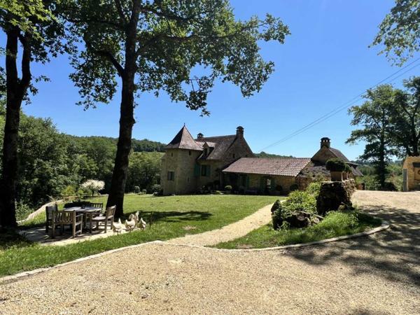 Maison ancienne - Les eyzies UNE PROPRIÉTÉ CAPTIVANTE COMPRENANT UNE IMPRESSIONNANTE MAISON PRINCIPALE, UNE TOUR ET UN STUDIO APPARTEMENT, 2 BELLES MAISONS D'AMIS, PISCINE ET GARAGE, SUR PLUS DE 7 HECTARES AVEC UNE VUE À COUPER LE SOUFFLE, ENTRE LES EYZIES ET SARLAT. PF90328