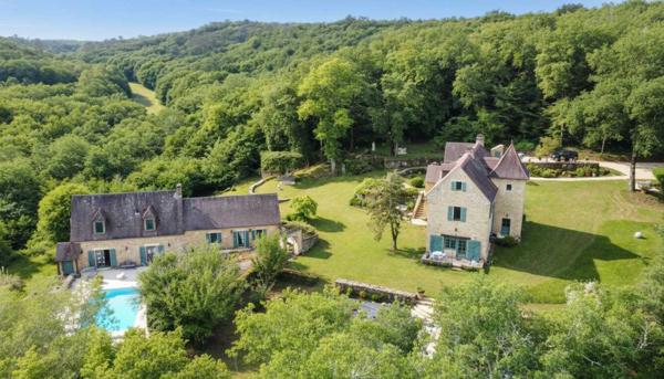 Maison ancienne - Les eyzies UNE PROPRIÉTÉ CAPTIVANTE COMPRENANT UNE IMPRESSIONNANTE MAISON PRINCIPALE, UNE TOUR ET UN STUDIO APPARTEMENT, 2 BELLES MAISONS D'AMIS, PISCINE ET GARAGE, SUR PLUS DE 7 HECTARES AVEC UNE VUE À COUPER LE SOUFFLE, ENTRE LES EYZIES ET SARLAT. PF90328