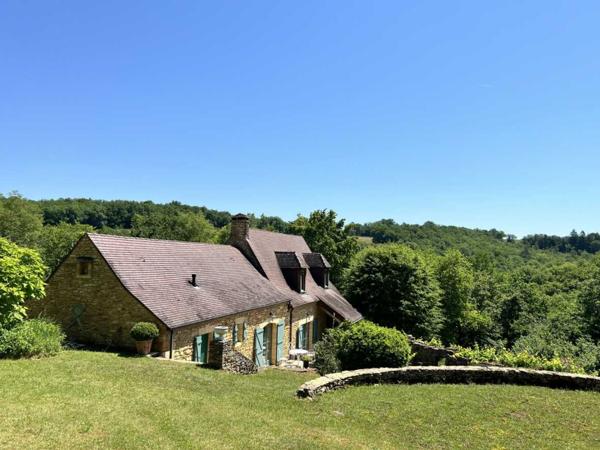 Maison ancienne - Les eyzies UNE PROPRIÉTÉ CAPTIVANTE COMPRENANT UNE IMPRESSIONNANTE MAISON PRINCIPALE, UNE TOUR ET UN STUDIO APPARTEMENT, 2 BELLES MAISONS D'AMIS, PISCINE ET GARAGE, SUR PLUS DE 7 HECTARES AVEC UNE VUE À COUPER LE SOUFFLE, ENTRE LES EYZIES ET SARLAT. PF90328