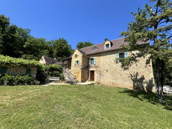Maison ancienne - Les eyzies UNE PROPRIÉTÉ CAPTIVANTE COMPRENANT UNE IMPRESSIONNANTE MAISON PRINCIPALE, UNE TOUR ET UN STUDIO APPARTEMENT, 2 BELLES MAISONS D'AMIS, PISCINE ET GARAGE, SUR PLUS DE 7 HECTARES AVEC UNE VUE À COUPER LE SOUFFLE, ENTRE LES EYZIES ET SARLAT. PF90328