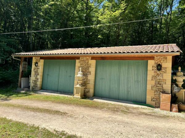 Maison ancienne - Les eyzies UNE PROPRIÉTÉ CAPTIVANTE COMPRENANT UNE IMPRESSIONNANTE MAISON PRINCIPALE, UNE TOUR ET UN STUDIO APPARTEMENT, 2 BELLES MAISONS D'AMIS, PISCINE ET GARAGE, SUR PLUS DE 7 HECTARES AVEC UNE VUE À COUPER LE SOUFFLE, ENTRE LES EYZIES ET SARLAT. PF90328