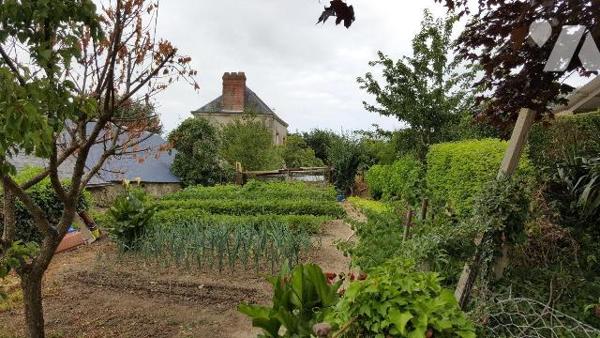 5 min. VILLAINES-LA-JUHEL (53):
Un ensemble immobilier composé de:
1) Une maison d'habitation...