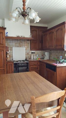 5 min. VILLAINES-LA-JUHEL (53):
Un ensemble immobilier composé de:
1) Une maison d'habitation...