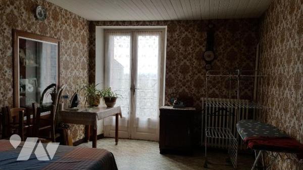 5 min. VILLAINES-LA-JUHEL (53):
Un ensemble immobilier composé de:
1) Une maison d'habitation...