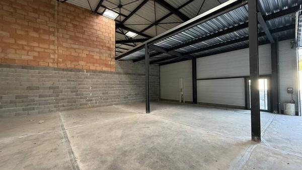 ENTREPOT À LOUER - 211m2 + 82m2 + Parking