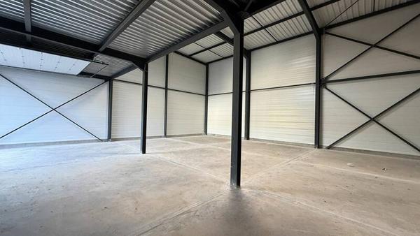 ENTREPOT À LOUER - 211m2 + 82m2 + Parking