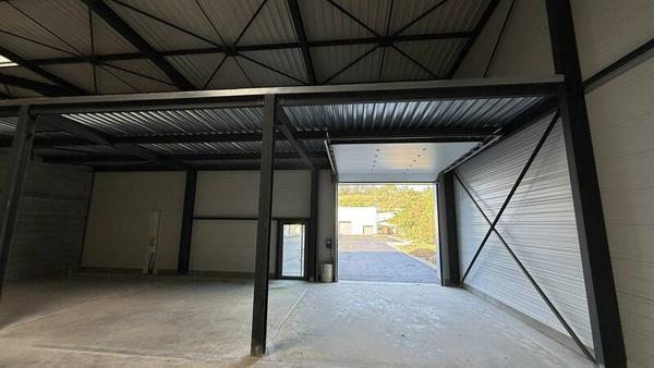 ENTREPOT À LOUER - 211m2 + 82m2 + Parking