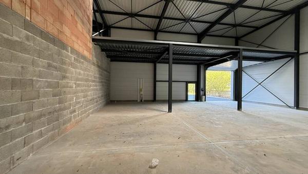 ENTREPOT À LOUER - 211m2 + 82m2 + Parking