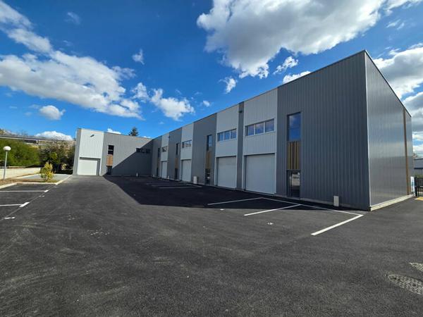 ENTREPOT À LOUER - 211m2 + 82m2 + Parking