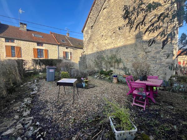 MAISON D'HABITATION 3 CHAMBRES, AVEC JARDINET ET GARAGE