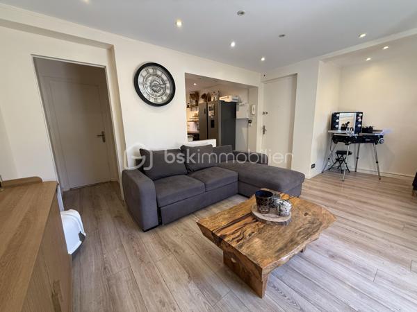 Cannes, situé dans un quartier recherché au calme, à proximité des commerces, des transports et des commodités, venez découvrir ce charmant appartement deux pièces de 53m2 en rez de jardin, offrant un espace extérieur d'environ 30m2, idéal pour profiter du climat azuréen en toute tranquillité.
L'appartement se compose d'un séjour lumineux ouvrant sur le jardin, d'une cuisine équipée, d'une chambre confortable, d'une salle de douche ainsi que d'un wc séparé.
Le véritable atout de ce bien : son magnifique espace extérieur aménagé avec terrasse en bois et pergola, parfait pour les repas en extérieur, et les moments de détente.
Idéal résidence principale, pied à terre ou investissement locatif.