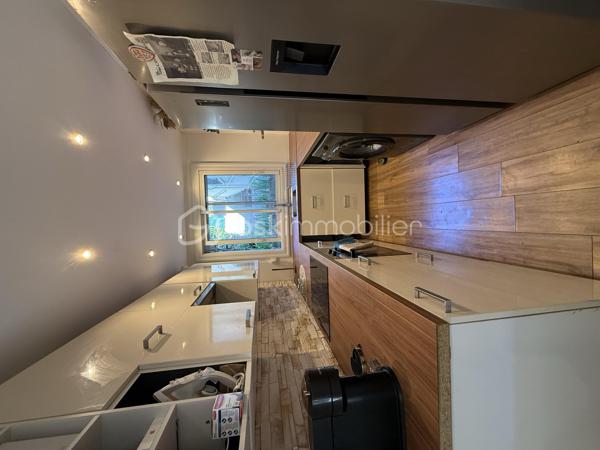 Cannes, situé dans un quartier recherché au calme, à proximité des commerces, des transports et des commodités, venez découvrir ce charmant appartement deux pièces de 53m2 en rez de jardin, offrant un espace extérieur d'environ 30m2, idéal pour profiter du climat azuréen en toute tranquillité.
L'appartement se compose d'un séjour lumineux ouvrant sur le jardin, d'une cuisine équipée, d'une chambre confortable, d'une salle de douche ainsi que d'un wc séparé.
Le véritable atout de ce bien : son magnifique espace extérieur aménagé avec terrasse en bois et pergola, parfait pour les repas en extérieur, et les moments de détente.
Idéal résidence principale, pied à terre ou investissement locatif.