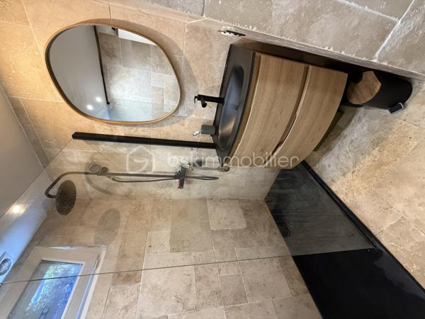 Cannes, situé dans un quartier recherché au calme, à proximité des commerces, des transports et des commodités, venez découvrir ce charmant appartement deux pièces de 53m2 en rez de jardin, offrant un espace extérieur d'environ 30m2, idéal pour profiter du climat azuréen en toute tranquillité.
L'appartement se compose d'un séjour lumineux ouvrant sur le jardin, d'une cuisine équipée, d'une chambre confortable, d'une salle de douche ainsi que d'un wc séparé.
Le véritable atout de ce bien : son magnifique espace extérieur aménagé avec terrasse en bois et pergola, parfait pour les repas en extérieur, et les moments de détente.
Idéal résidence principale, pied à terre ou investissement locatif.