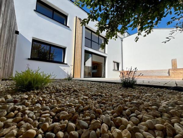 Maison neuve entièrement refaite et repensé, classement énergetique B, pompe à chaleur.