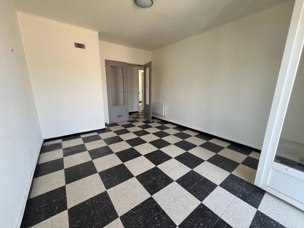 Vente                                                      Appartement
                        
                     3 pièces                      55 m2                     à Perpignan