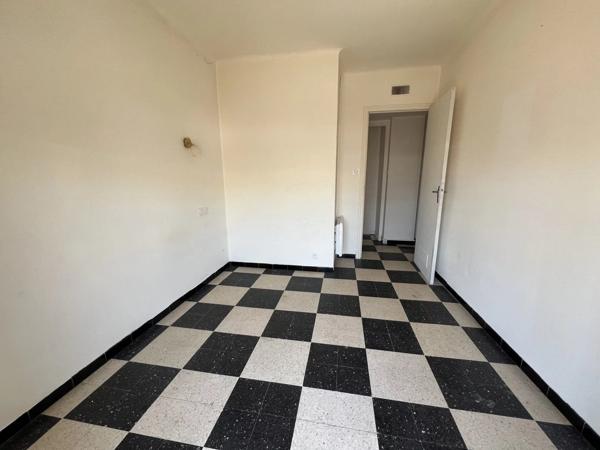 Vente                                                      Appartement
                        
                     3 pièces                      55 m2                     à Perpignan