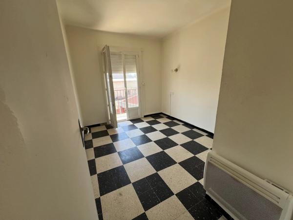 Vente                                                      Appartement
                        
                     3 pièces                      55 m2                     à Perpignan