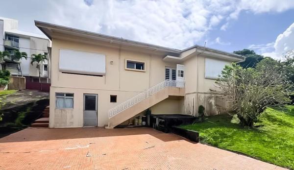 Maison avec grand jardin garage dépendance