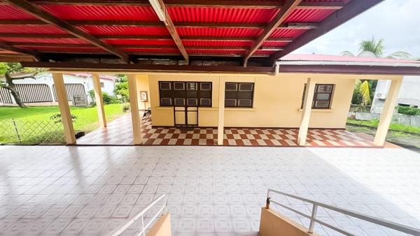 Maison avec grand jardin garage dépendance