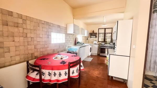 Maison avec grand jardin garage dépendance