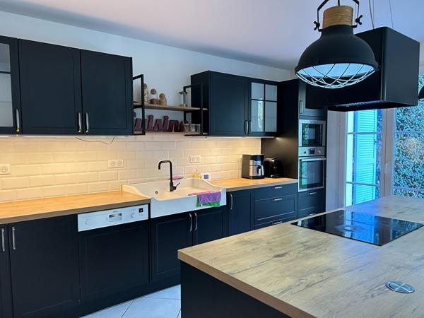 MAGNIFIQUE MAISON 6 PIECES 153m2 AVEC DOUBLE BOX , TERRASSE ET JARDINS ARBORÉ