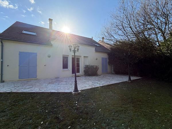 MAGNIFIQUE MAISON 6 PIECES 153m2 AVEC DOUBLE BOX , TERRASSE ET JARDINS ARBORÉ