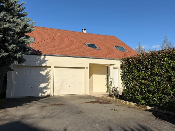 MAGNIFIQUE MAISON 6 PIECES 153m2 AVEC DOUBLE BOX , TERRASSE ET JARDINS ARBORÉ