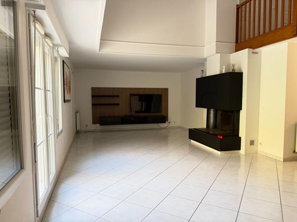 MAGNIFIQUE MAISON 6 PIECES 153m2 AVEC DOUBLE BOX , TERRASSE ET JARDINS ARBORÉ