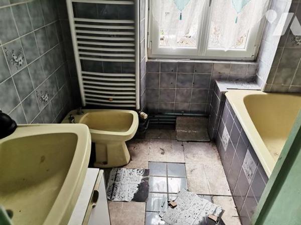 Maison en pierres  cinq chambres sur  1099 m² de terrain