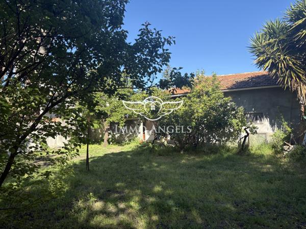AIGUERELLES-MAISON A RENOVER AVEC 60 M2 D'ANNEXES SUR UN TERRAIN ARBORE DE 640M2