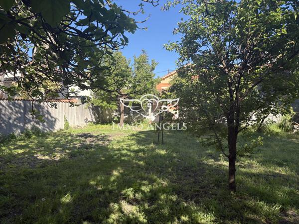 AIGUERELLES-MAISON A RENOVER AVEC 60 M2 D'ANNEXES SUR UN TERRAIN ARBORE DE 640M2