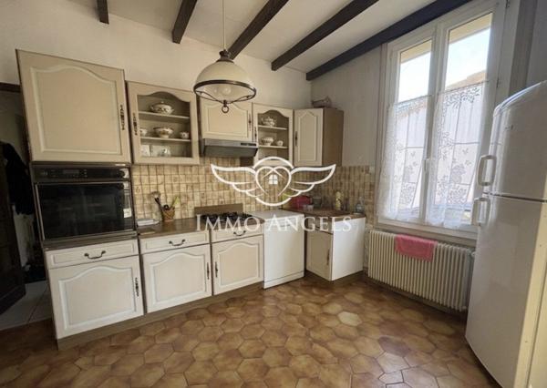 AIGUERELLES-MAISON A RENOVER AVEC 60 M2 D'ANNEXES SUR UN TERRAIN ARBORE DE 640M2